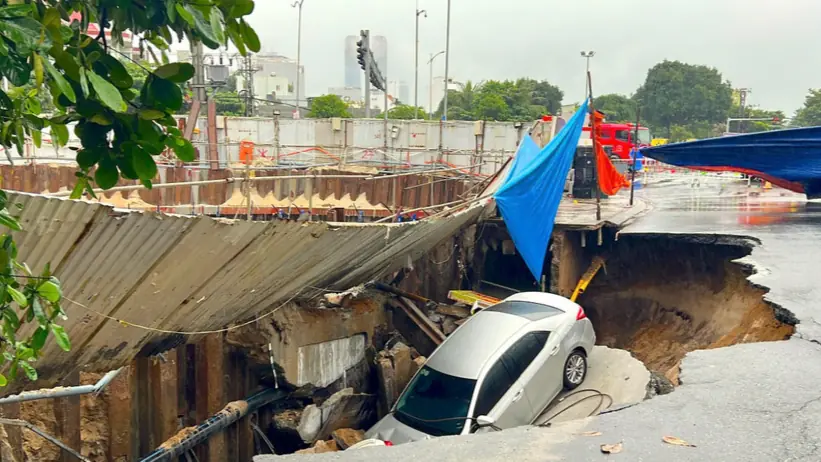 Đà Nẵng: Mặt đường bị sụt lún, ô tô rơi xuống hố